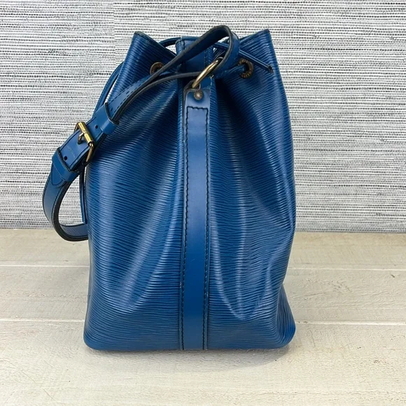 Louis Vuitton Epi Petit Noe Shoulder Bag Blue - Picture 4 of 15